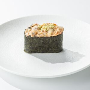 Гункан с угрём под спайси соусом (1 шт.)