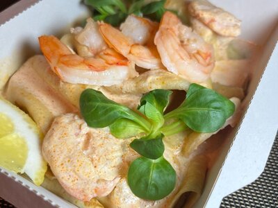 Блинчики с креветками и соусом том ям