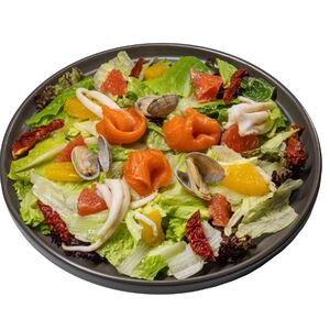 Салат с лососем и морепродуктами