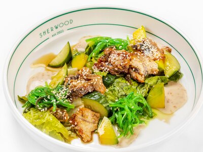 Салат с копченым угрем, авокадо и соусом унаги