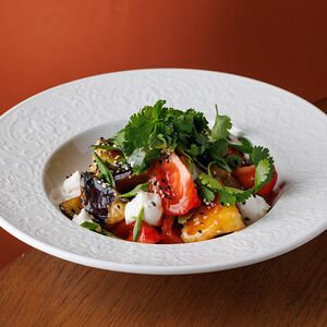 Салат с хрустящими баклажанами и сливочным сыром