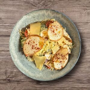 Салат Цезарь с куриной грудкой
