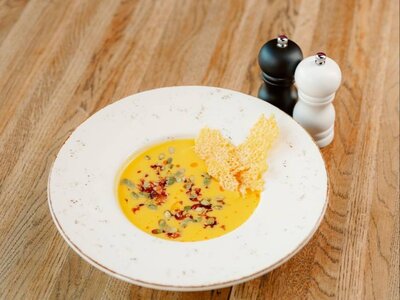 Крем-суп из тыквы с сырной чипсой