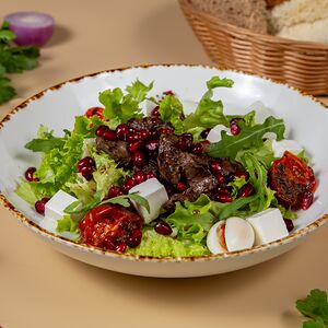 Салат с куриной печенью и сыром «Фета»