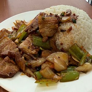 Жареная свиная грудинка с овощами и рисом