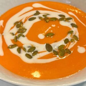 Крем-суп из тыквы с кокосовым молоком и тыквенными семечками 