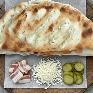 Мини-кальцоне с беконом и маринованным огурцом