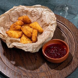 Жареные ломтики сулугуни с соусом из брусники