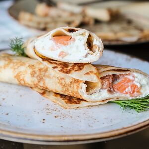 Блинный ролл с лососем 