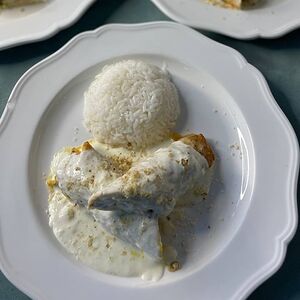 Куриный рулет с сыром и овощами под сливочным соусом с Рисом