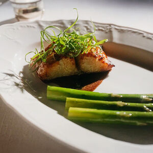 Черная треска с молодой спаржей