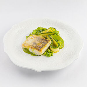 Филе судака с пюре из брокколи и шпинатным велюте