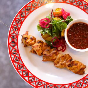 Куриный шашлык с картофельным салатом и грузинским соусом