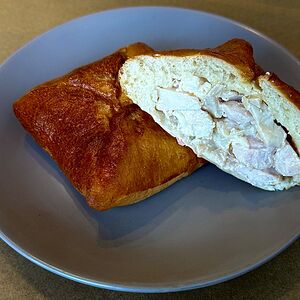 Пирожок с курицей и грибами