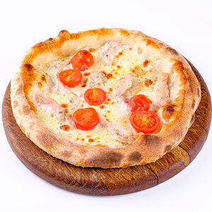 Пицца с курицей и томатами черри