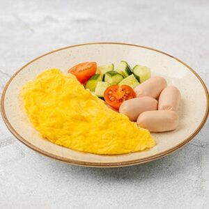 Омлет с мини-сосисками и огурцом