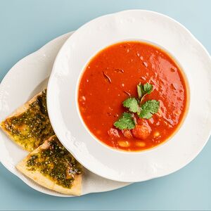Томатный суп с лепешкой
