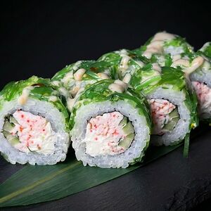 Ролл с крабом и Чука салатом