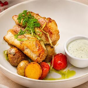 Филе морского окуня с весенними овощами