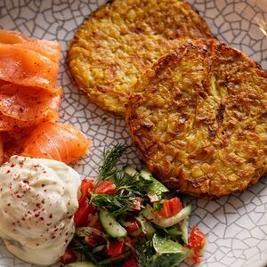 Картофельные драники с лососем