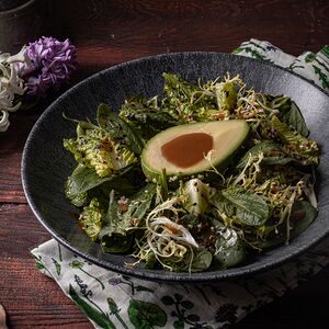 Салат с авокадо и киноа в кунжутной заправке