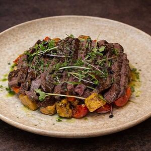 Стейк мясника с баклажаном в карамели и шисо-чернослив