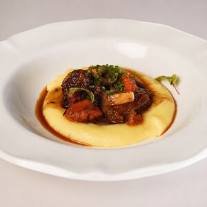 Томленая говядина с овощами и картофельным пюре 