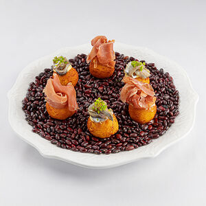 Пончики с прошутто и анчоусами