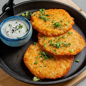 Драники со сметаной и зеленью 