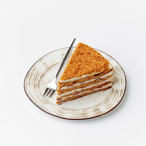 Торт Медовик с малиной Кусочек