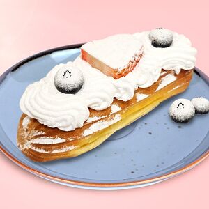 Эклер с ванильным кремом и ягодами