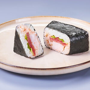 Онигири с тунцом, креветкой и зеленым луком