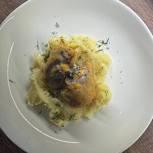 Салат с курочкой и гриль-соусом и Хрустящий рулетик из свинины с сыром чеддер, грибами и картофельным пюре