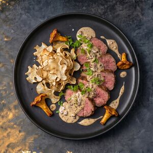 Говядина с грибами и чипсами 