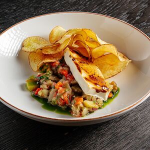 Салат мангал со стейком из сыра тофу и чипсами