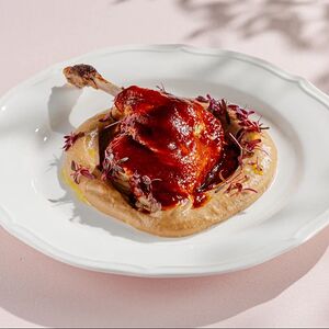 Утиная ножка конфи с муссом из цветной капусты