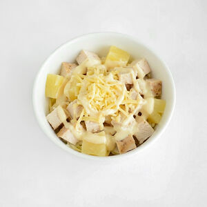 Салат с курицей и ананасом