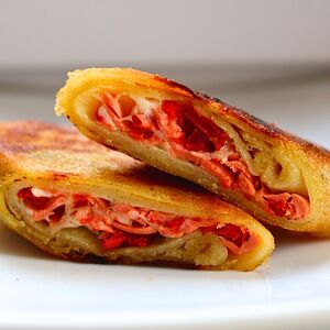 Блинчик с колбасой и вегетарианским сыром заморозка