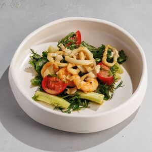 Салат с кальмаром и креветками