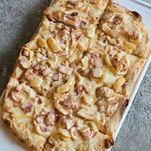 Пицца Карбонара на римском тесте