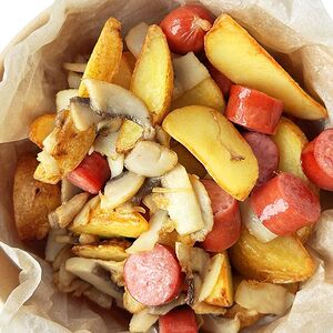Ланч-бокс Картофельные дольки с колбасками и грибами