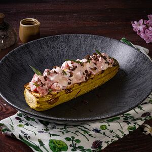 Кабачок на гриле с томатами и постной сметаной