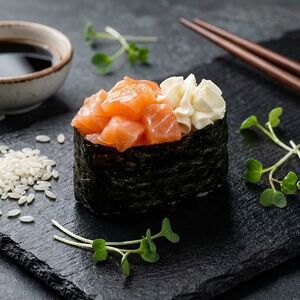 Гункан сырный с копченным лососем