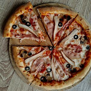 Пицца с беконом и курицей