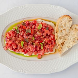 Тартар из тунца с кунжутным сыром