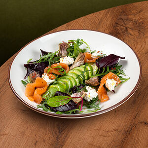 Салат с лососем, авокадо и артишоками