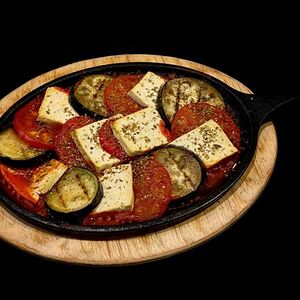 Соте из баклажанов и томатов с сыром тофу