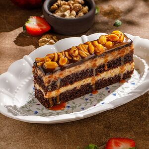 Шоколадный торт с арахисом и карамелью