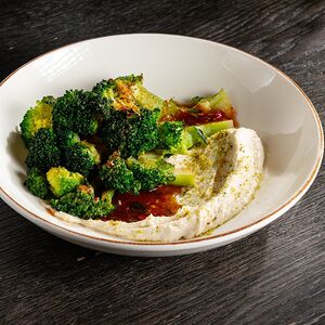 Брокколи на гриле с ореховым соусом