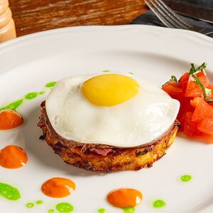 Картофельный драник с ростбифом, помидорами и яйцом-глазуньей   